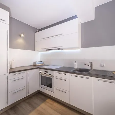 Апартаменты Secret Garden 150 M From The By Renters